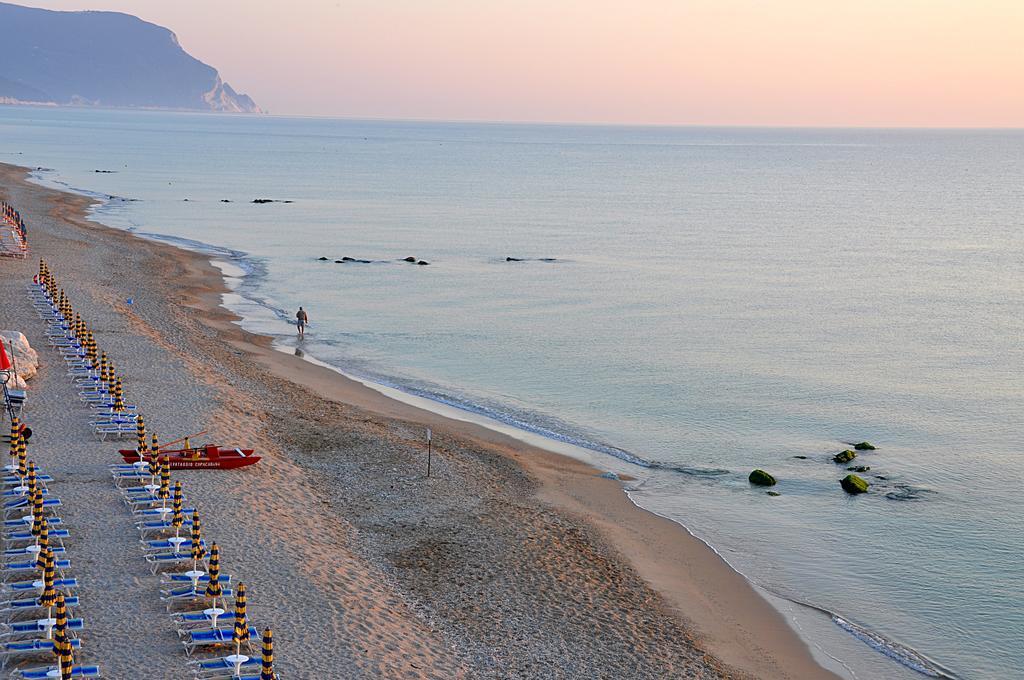 Hotel Brigantino Non Dista Porto Recanati Exteriör bild